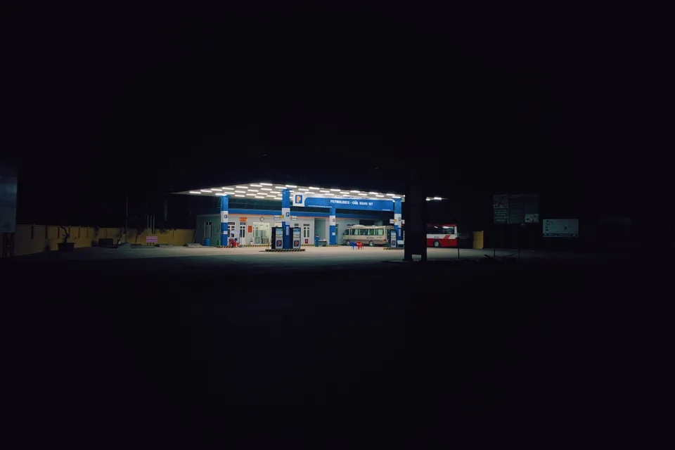 Nhân viên đang bơm xăng